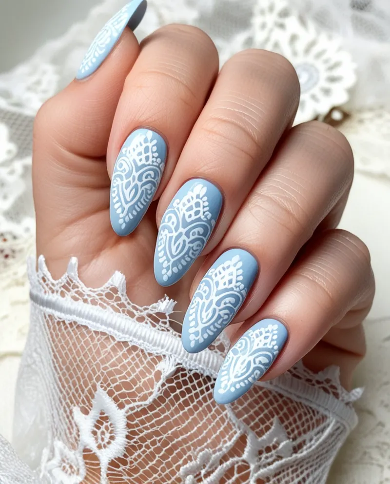 Blue nails with lace details for an elegant and romantic style.