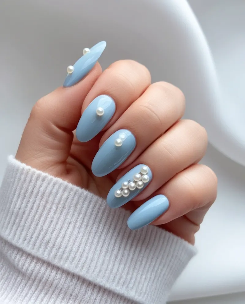 Blue nails with pearl accents for an elegant and sophisticated touch.